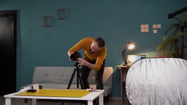 Mężczyzna Fotograf Fotografowania Produktów Kosmetycznych Domu Studio Startupy Przedsiębiorcy Mały — Wideo stockowe