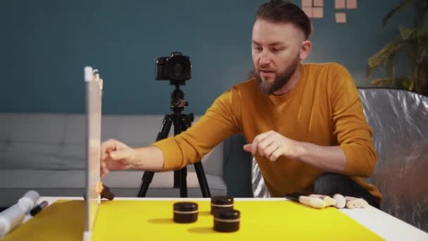 Mężczyzna Fotograf Fotografowania Produktów Kosmetycznych Stole Przygotowuje Się Sesji Zdjęciowej — Wideo stockowe