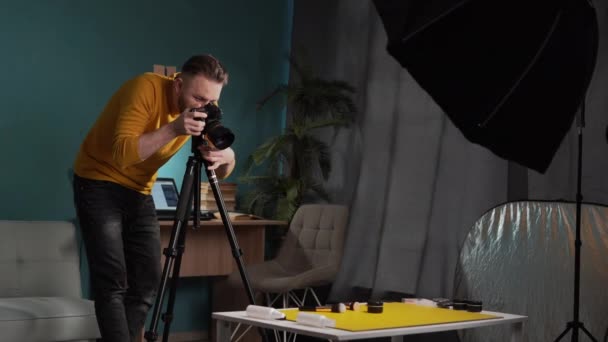 Fotógrafo Masculino Disparando Productos Belleza Sobre Mesa Usando Cámara Digital — Vídeo de stock