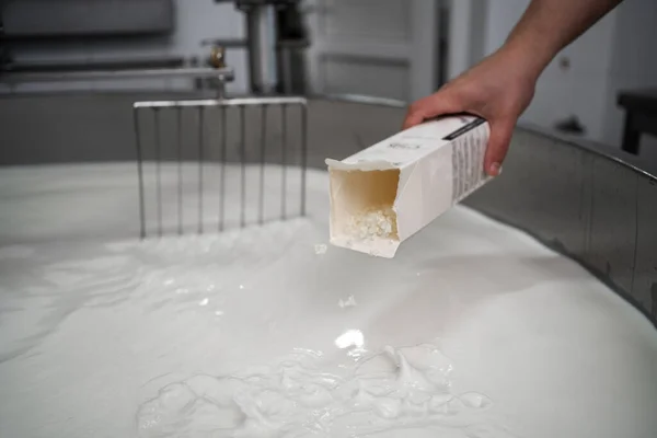 Formaggio Aggiungere Fermentare Antipasto Una Grande Vasca Acciaio Piena Latte — Foto Stock