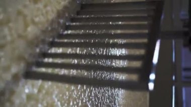 Peynir fabrikasındaki akvaryumda kremalı süt, peynir üretimi için yüksek sıcaklığa getirildi. Yiyecek fabrikası konsepti. Yakın çekim görüntüsü. Dikey video