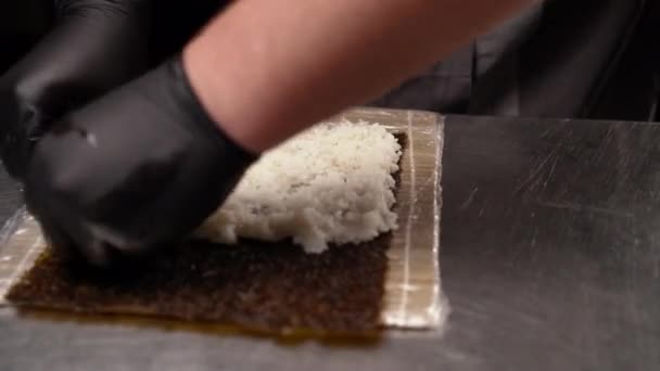 Nori Arroz Branco Mãos Homem Luvas Pretas Tocam Arroz Chef — Vídeo de Stock