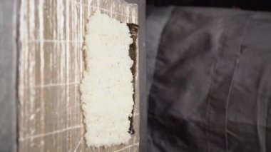 Suşi için temel malzemeler. Suşi ustası suşiyi çeviriyor, elleri kapatıyor. Japon restoranının mutfağı. Dikey video