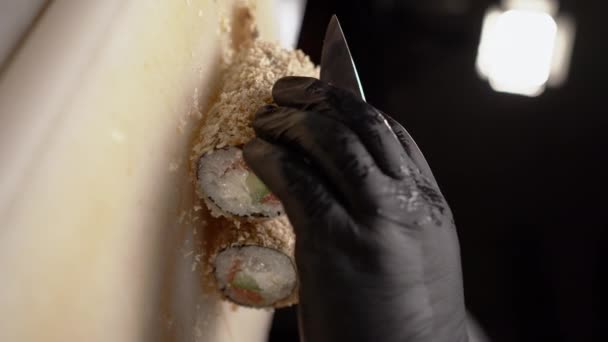 Chef Preparando Sushi Delicioso Restaurante Close Mãos Masculinas Cortando Rolos — Vídeo de Stock