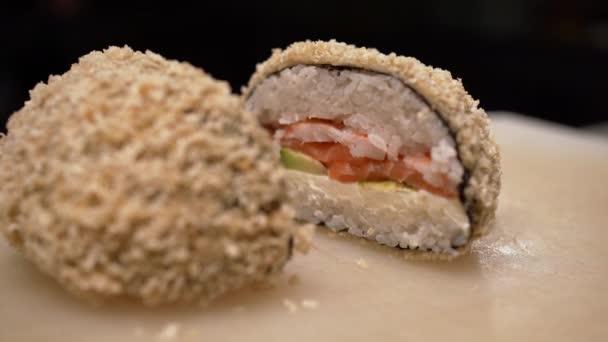 Asiatisk Stil Stekt Sushi Lax Hamburgare Sushi Food Hybrider Trend — Stockvideo