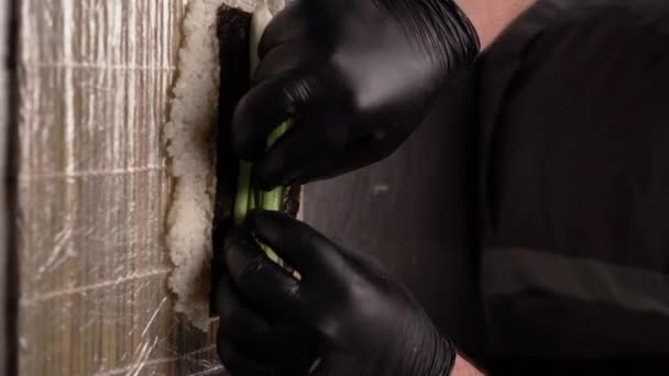 Erkek Eller Pirince Dokunur Salatalık Koyar Norveç Yaprağında Beyaz Pirinç — Stok video