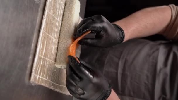Chef Preparando Delicioso Sushi Restaurante Cozinheiros Mãos Perto Faz Rolos — Vídeo de Stock