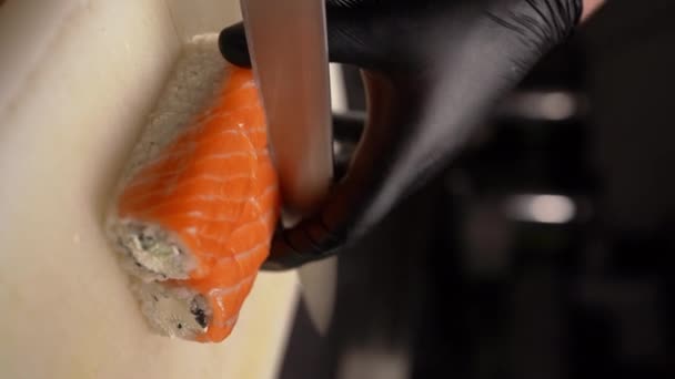 Chef Preparando Delicioso Sushi Restaurante Haciendo Sushi Panecillos Casa Primer — Vídeo de stock