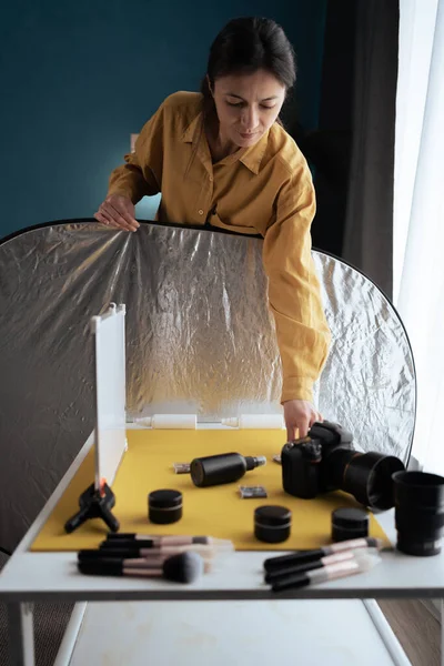 Yansıtıcı Dağıtıcı Kullanarak Fotoğraf Stüdyosunda Güzellik Ürünlerinin Fotoğrafını Çeken Genç — Stok fotoğraf