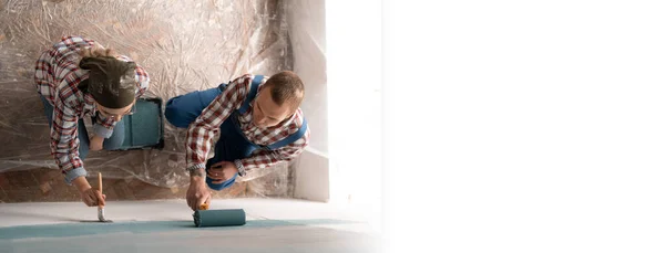 Young Couple Painting Wall Roller New House Happy Couple Paint — Stock Photo, Image