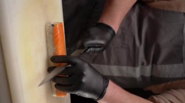 Restoranda ya da evde suşi ve ekmek yapıyorum. Philadelphia 'da suşi kesen bir şefin yakın çekimi. Dikey video
