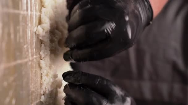 Cozinheiros Mãos Perto Preparando Sushi Rolante Passo Passo Vídeo Vertical — Vídeo de Stock