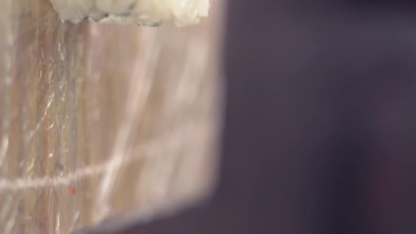 厨师手准备日本菜的衣服 日本厨师在餐馆做寿司卷 垂直录像 — 图库视频影像