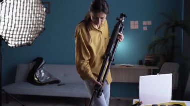 Fotoğrafçı fotoğraf stüdyosunda çekim yapmak için ekipman hazırlıyor. Fotoşop için hazır olun. Boşluğu kopyala