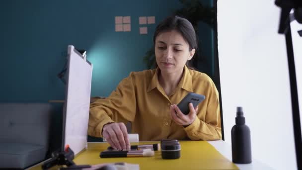 Mobil Fotoğrafçı Stüdyoda Akıllı Telefondan Güzellik Ürünlerinin Fotoğrafını Çekiyor Kadınlar — Stok video