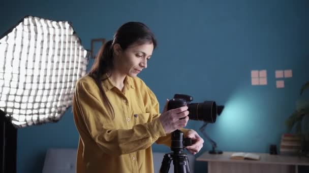 Fotógrafo Criativo Trabalhar Estúdio Casa Mulher Com Câmera Durante Sessão — Vídeo de Stock