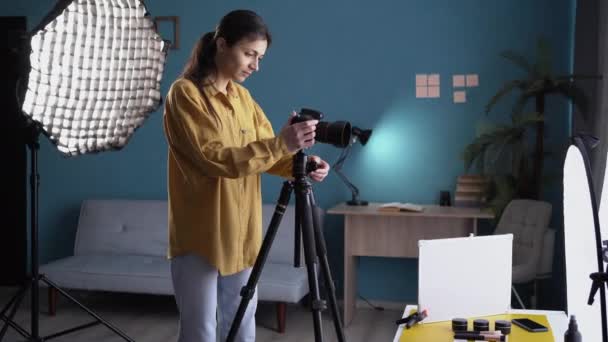 Jovem Com Câmera Profissional Tirando Fotos Produtos Beleza Estúdio Casa — Vídeo de Stock