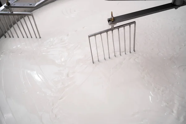 在奶酪工厂的凝乳配制罐中搅拌牛奶 奶酪制作过程加热牛奶 顶部视图 — 图库照片
