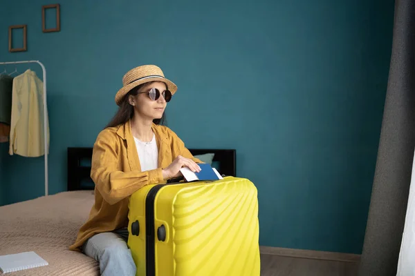Молода Іспанка Сидить Ліжку Тримаючи Паспорт Валізу Перш Ніж Іти — стокове фото