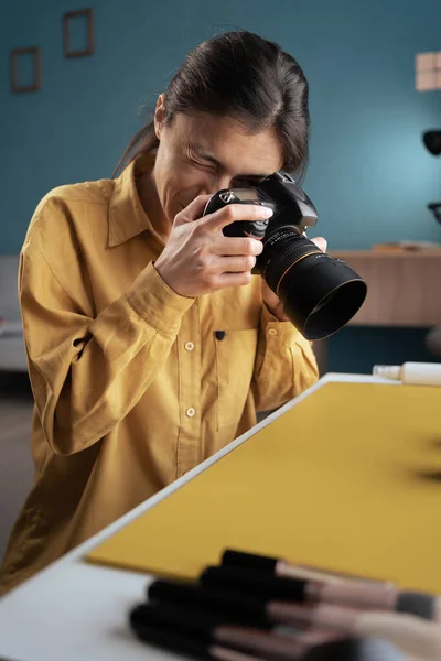 Φωτογράφος Φωτογραφίζει Προϊόντα Ομορφιάς Στο Τραπέζι Στο Στούντιο Του Σπιτιού — Φωτογραφία Αρχείου