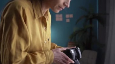Stüdyodaki masada güzellik ürünleri çeken kadın fotoğrafçı. Makyaj seti fotoğrafı. Fotoğraf ve makyaj blogu. Yakın çekim.