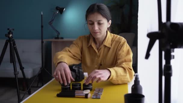 Fotografía Femenina Que Dispara Productos Belleza Sobre Mesa Estudio Casa — Vídeos de Stock