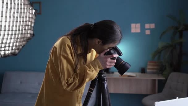 Giovane Fotografa Sorridente Studio Domestico Con Attrezzature Illuminazione Professionale Copia — Video Stock