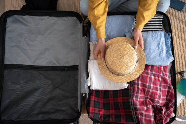 Bayan gezgin, yeni bir yolculuk için bavulunu hazırlıyor. Manzaralı. Seyahat tatili için bavullar. Yakın plan.