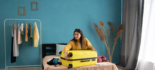 Приготування Проїзної Валізи Вдома Жінка Упаковує Валізу Ліжко Концепція Подорожей — стокове фото