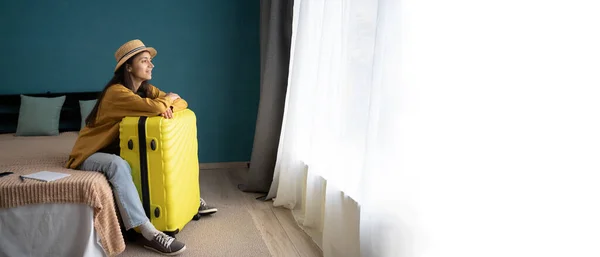 여행하는 여자가 가방을 침대에 침실의 창문에서 아름다운 광경을 바라보는 휴가의 — 스톡 사진