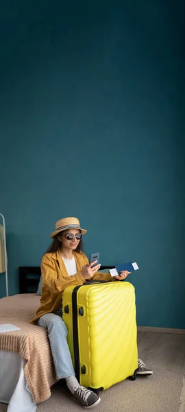 Молода Іспаномовна Жінка Мандрівник Сорочці Яка Розслабляється Використовує Смартфон Готельному — стокове фото