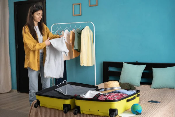 Жінка Упаковує Одяг Валізу Вдома Концепція Подорожей Копіювати Простір — стокове фото