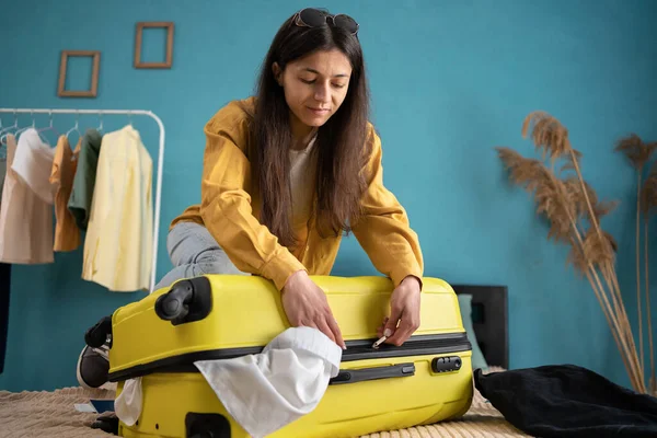 Молода Жінка Мандрівник Готує Речі Жовту Валізу Відпустки Вдома Ліжку — стокове фото