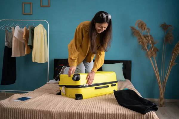 Підготовка Подорожі Додому Ліжку Молода Латиноамериканка Намагається Спакувати Свій Одяг — стокове фото
