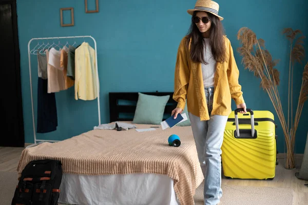 Γυναίκα Κίτρινες Αποσκευές Τρόλεϊ Φεύγει Από Σπίτι Ετοιμάζομαι Για Ταξίδι — Φωτογραφία Αρχείου