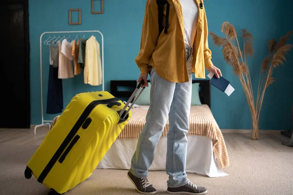 Närbild Turist Kvinna Dra Hennes Bagage Hotellets Sovrum Efter Incheckning — Stockfoto