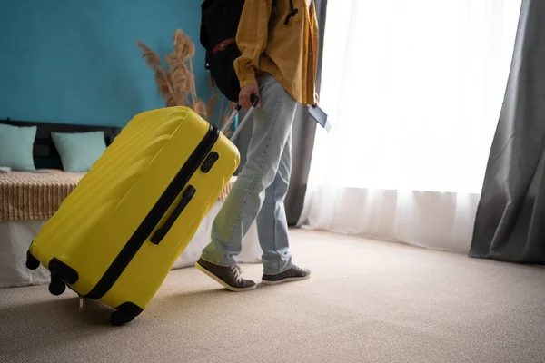 Egy Turista Csomagjaival Hotel Hálószobájában Bejelentkezés Után Női Életmód Amikor — Stock Fotó