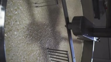 Peynir fabrikasında, akvaryumda kaymak ve süt karışımı. Dondurulmuş süt, peynir üretimi için yüksek sıcaklığa getirildi. Dikey video