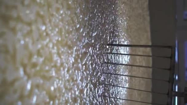 現代の技術で作る伝統的なチーズ チーズ工場でホエイ カード 生地の生産 接近中だ 垂直ビデオ — ストック動画