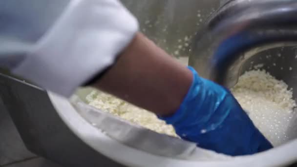 乳清从奶酪生产的凝乳中分离出来 芝士蛋糕店的肉机在喝完乳清后 后续行动 — 图库视频影像