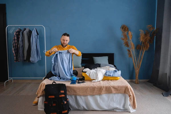 Genç Adam Evdeki Otel Odasındaki Yataklara Bavul Hazırlıyor Gezgin Yeni — Stok fotoğraf