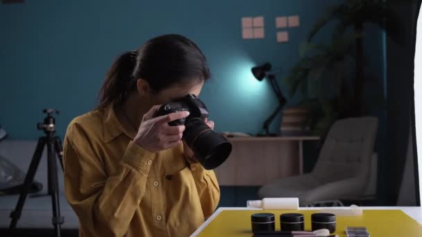 Mujer Joven Con Cámara Profesional Tomando Fotos Productos Maquillaje Estudio — Vídeos de Stock