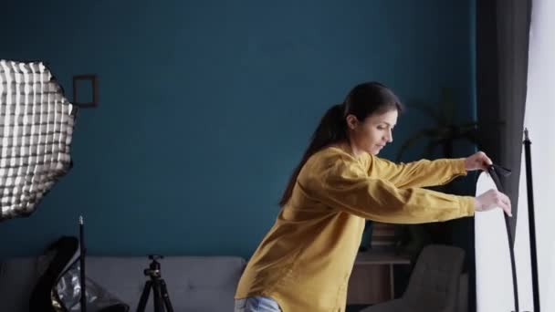 Mulher Fotógrafa Coloca Difusor Preparação Para Fotografar Produto Beleza Estúdio — Vídeo de Stock