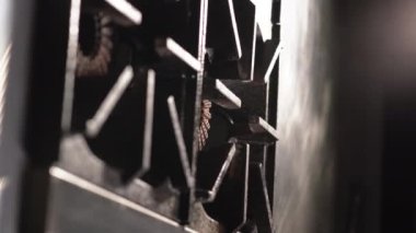 Aşçı çakmak kullanarak gazı tutuşturuyor ve tavayı ocağa koyup kapatıyor. Dikey video