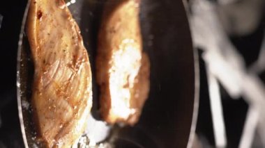 Mutfaktaki sıcak bir ocakta tavada tavuk göğsü pişirmek, lezzetli yemekler ve sıcak et ve barbekü ile diyet yemek. Dikey video