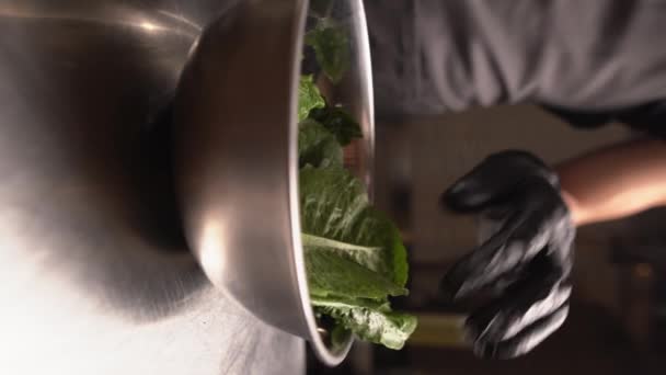 シーザーサラダ 調理プロセス シェフの手はボウルにレタスの塊を追加します 古典的なシーザーサラダレシピ 垂直ビデオ — ストック動画