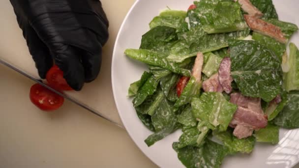 厨师在凯撒沙拉上切西红柿 烹调工艺 餐厅概念 垂直录像 — 图库视频影像