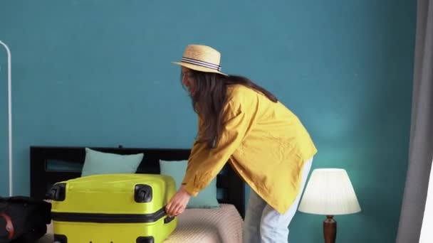ホテルや家庭でベッドの上の女性のアンパック旅行者ケース 物でいっぱいのモダンなスーツケース 夏の旅に荷物の組織ストレージ スペースのコピー — ストック動画