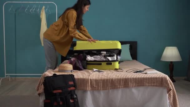 Przygotowania Wakacji Szczęśliwa Kobieta Pakuje Się Próbuje Zamknąć Walizkę Łóżku — Wideo stockowe