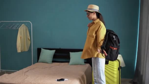 Joven Viajera Hispana Sale Casa Con Maleta Mochila Para Las — Vídeos de Stock
